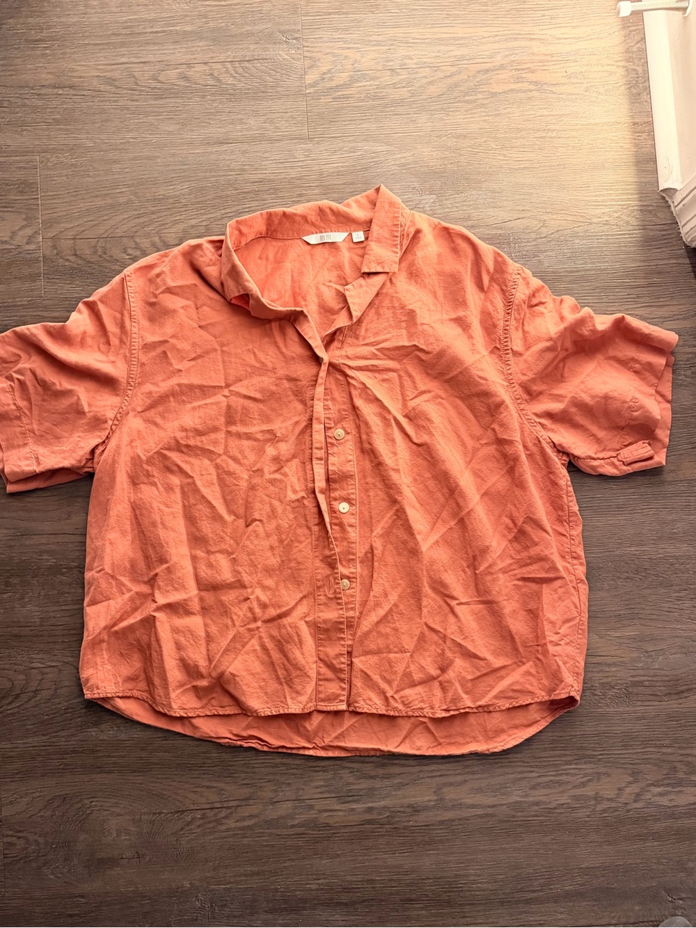 Uniqlo Short-Sleeve Button-Down Shirt in Coral Orange